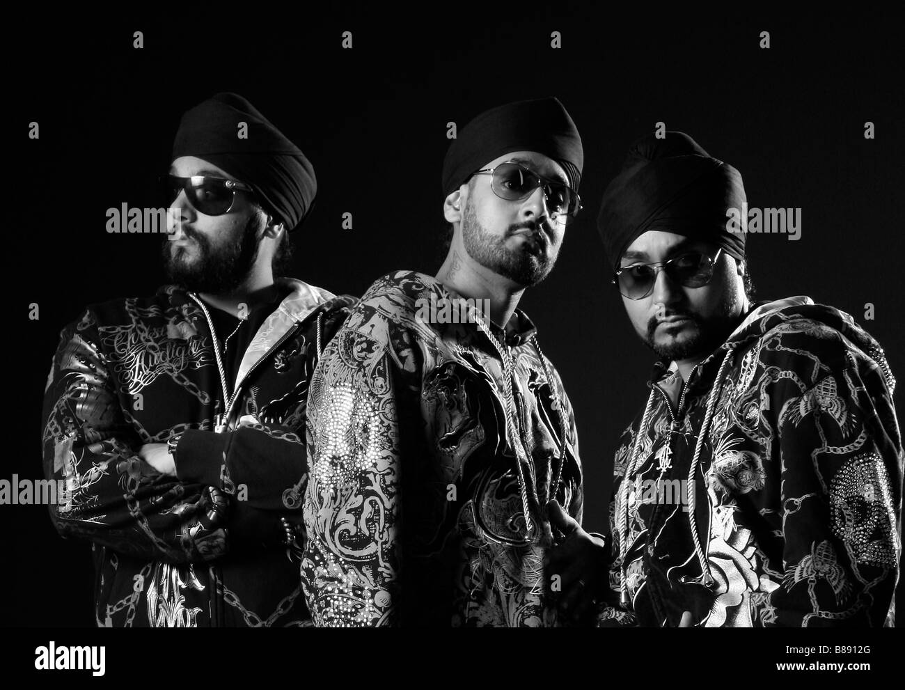 In bianco e nero girato di 3 Sikh con turbanti Foto Stock