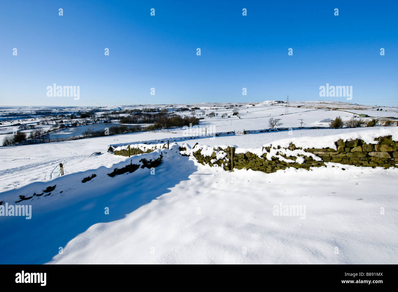 Snowcovered paesaggio di campagna Foto Stock