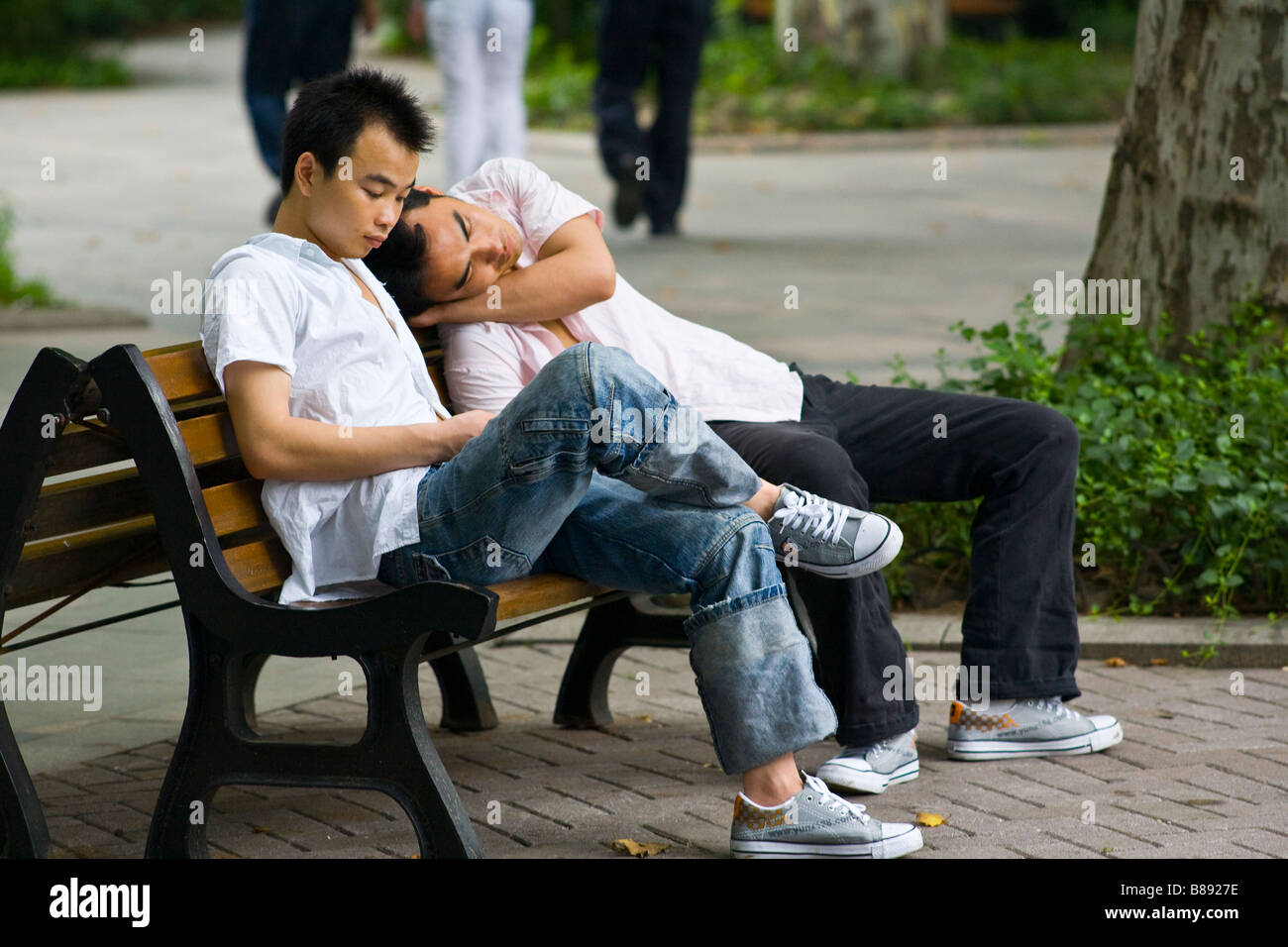 Due amici potrete rilassarvi su una panchina nel Tempio Jing An park a Shanghai in Cina Foto Stock