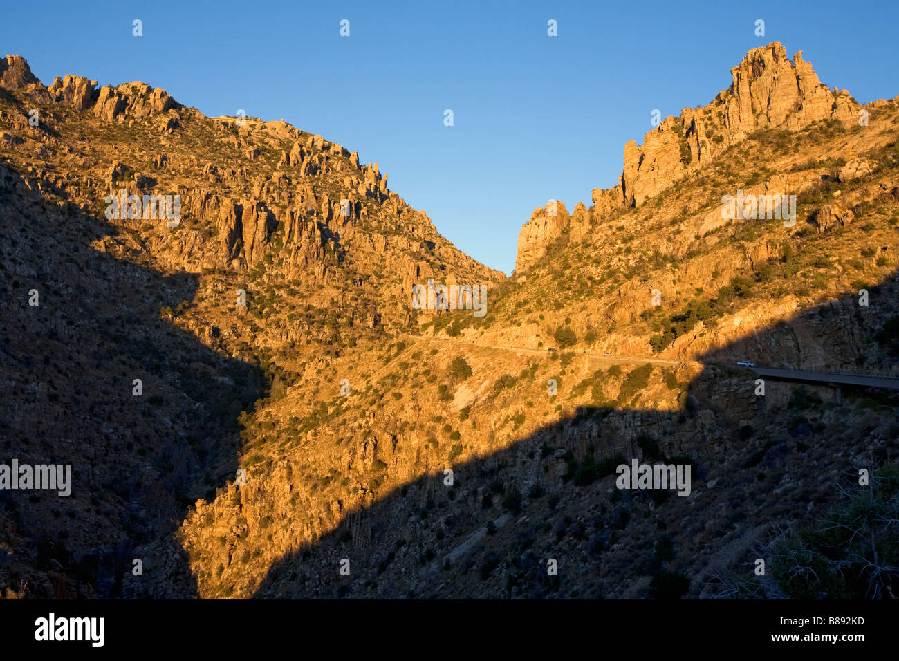 La Mt Lemmon Highway si dirige verso le panoramiche montagne di Santa Catalina, Tucson, Arizona. Foto Stock