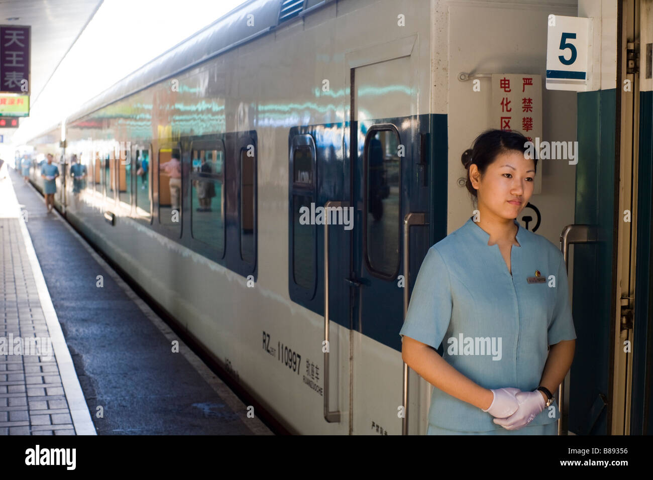 Compartimento del treno hostess allineate sulla piattaforma di dalla stazione ferroviaria di Shanghai. Foto Stock