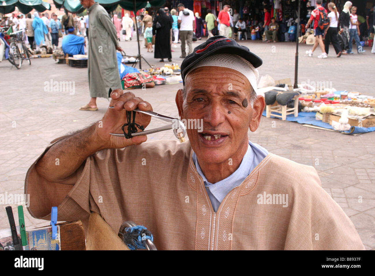 Morocan dentista a Marrakech street market Foto Stock