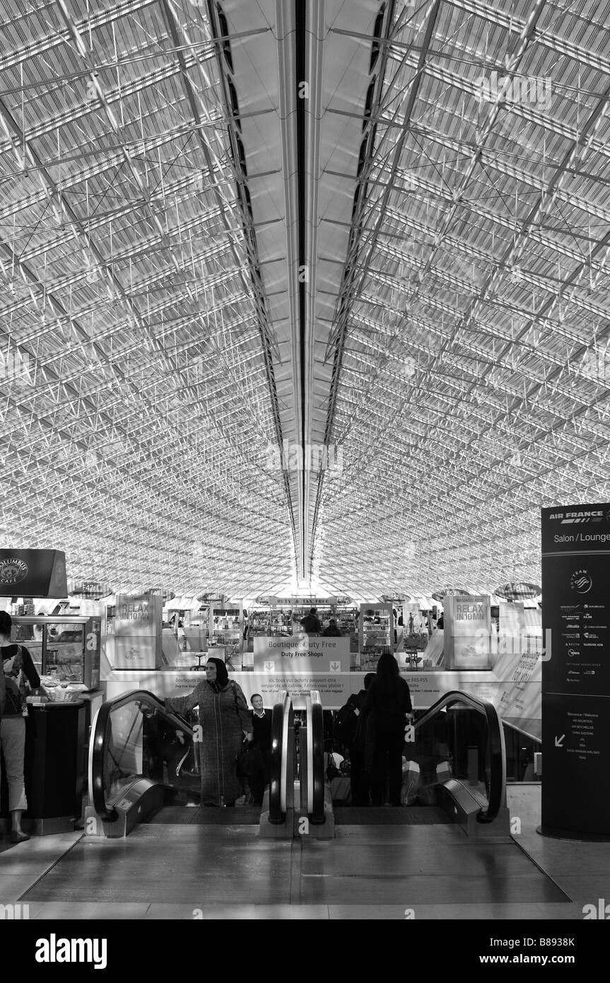 Una fotografia in bianco e nero del terminale dell'aeroporto di Parigi, Francia, negozi duty free, viaggio aereo, area riposo, food court. Foto Stock