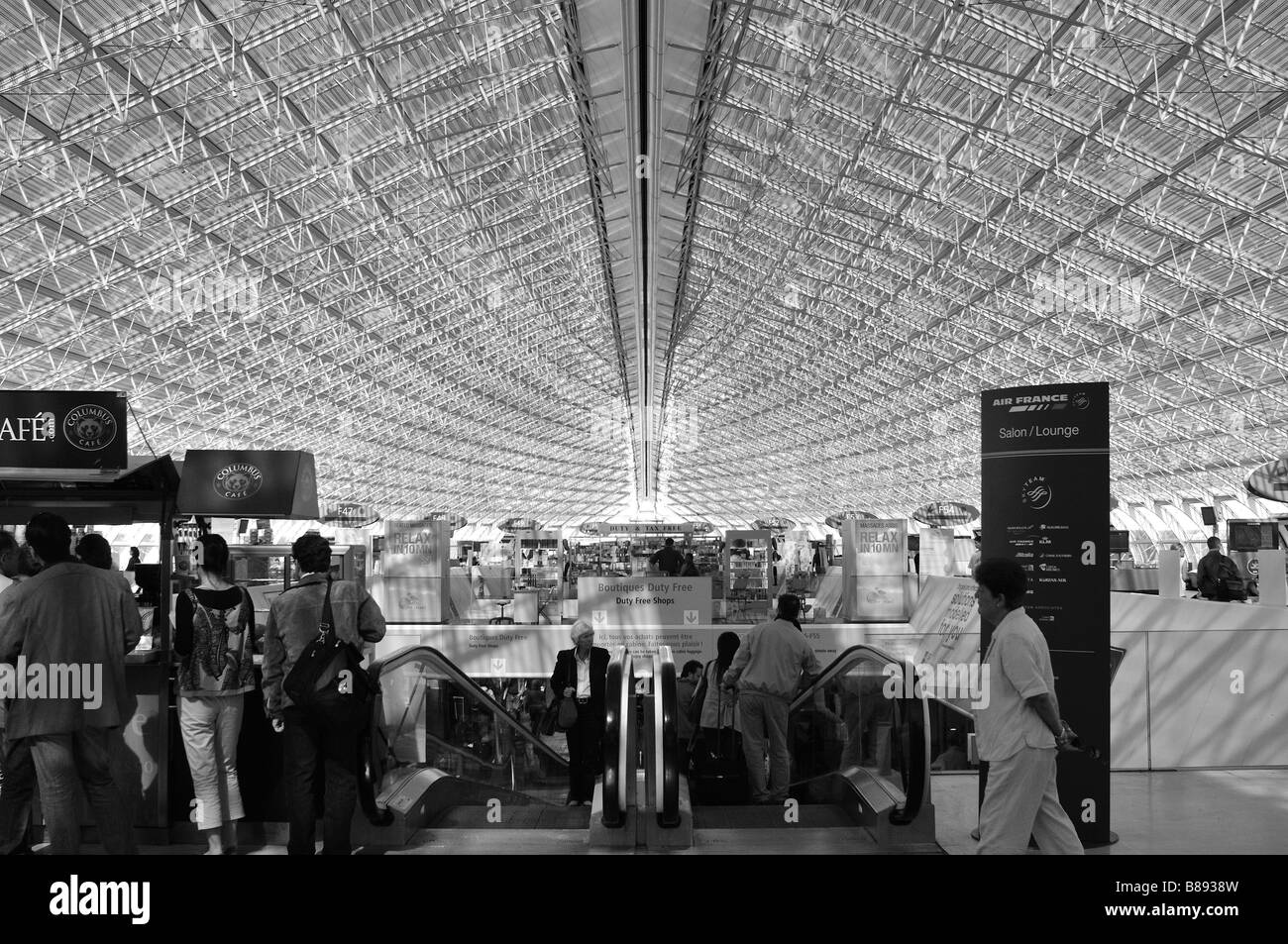 Una fotografia in bianco e nero del terminale dell'aeroporto di Parigi, Francia, negozi duty free, viaggio aereo, area riposo, food court. Foto Stock