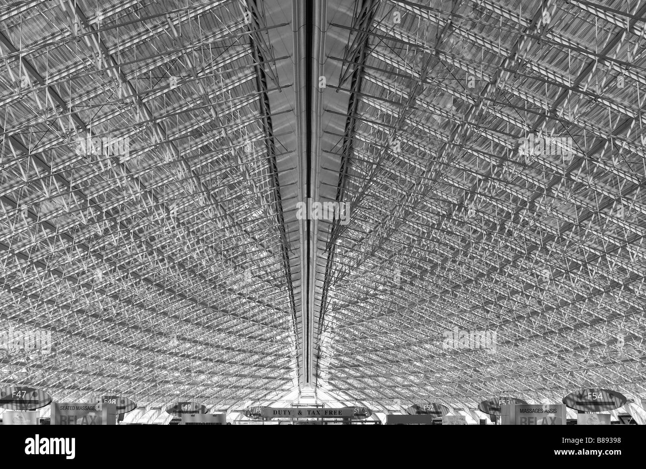 Una fotografia in bianco e nero del terminale dell'aeroporto di Parigi, Francia, negozi duty free, viaggio aereo, area riposo, food court. Foto Stock