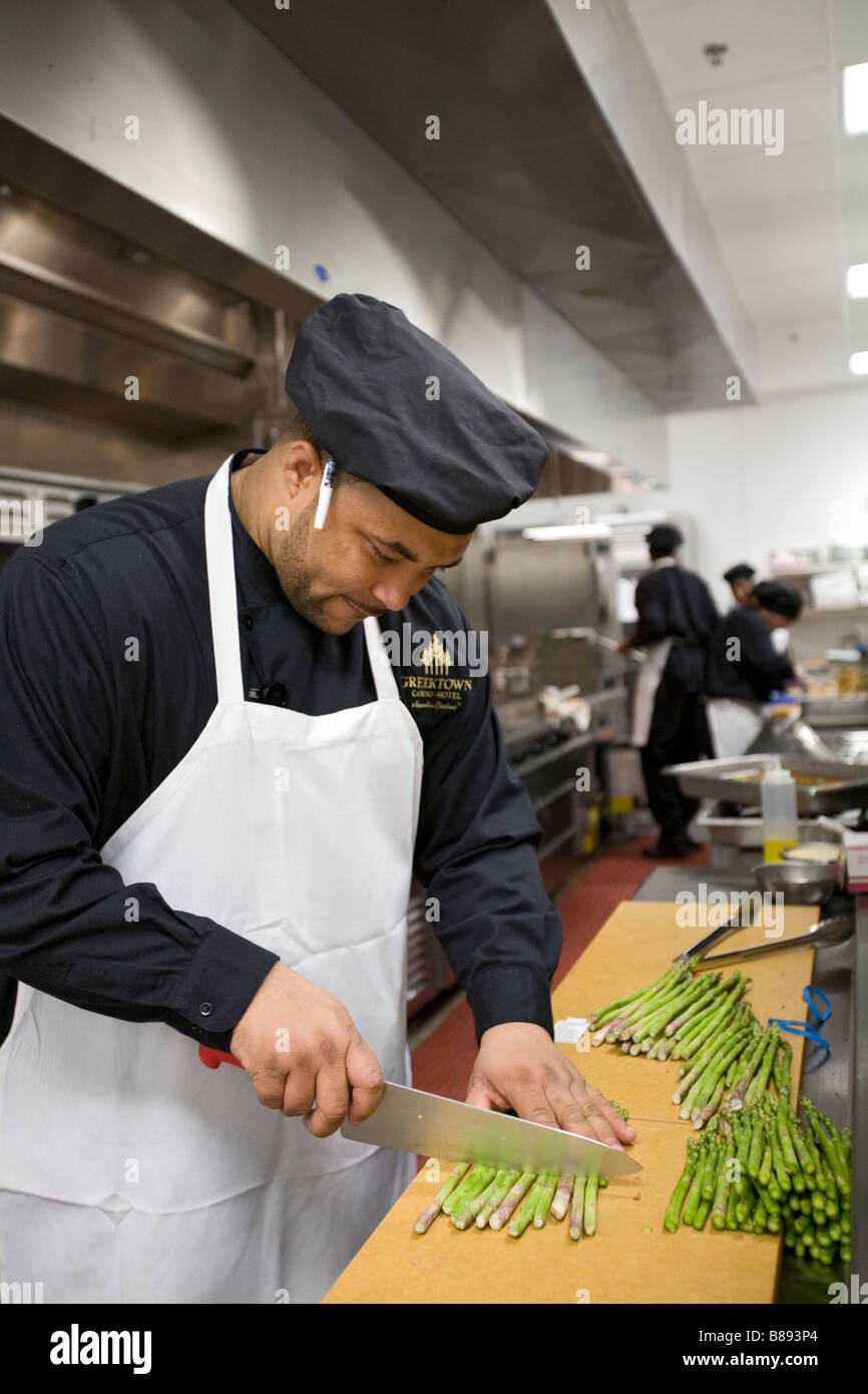 Detroit Michigan un lavoratore fette gli asparagi in cucina di Greektown Casino Hotel Foto Stock