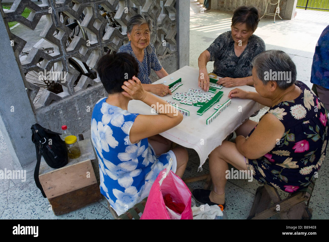 Le donne in pensione la riproduzione di Mah Jongg in un parco a Nanchino, provincia di Jiangsu. Foto Stock