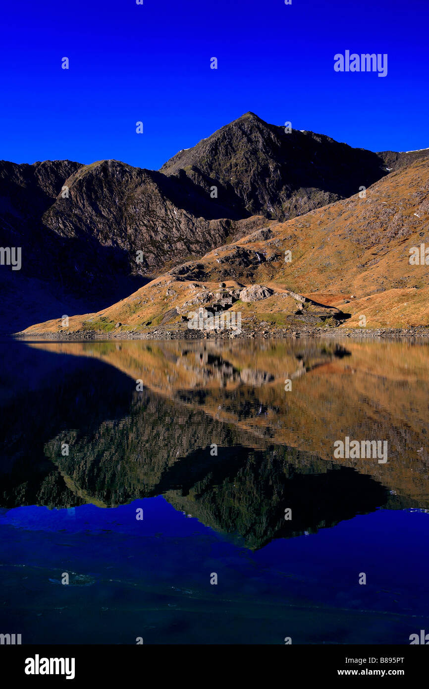 Mount Snowdon Horseshoe oltre Llyn Llydaw Inverno Parco Nazionale di Snowdonia Gwynedd Galles del Nord la Gran Bretagna paesaggio DEL REGNO UNITO Foto Stock