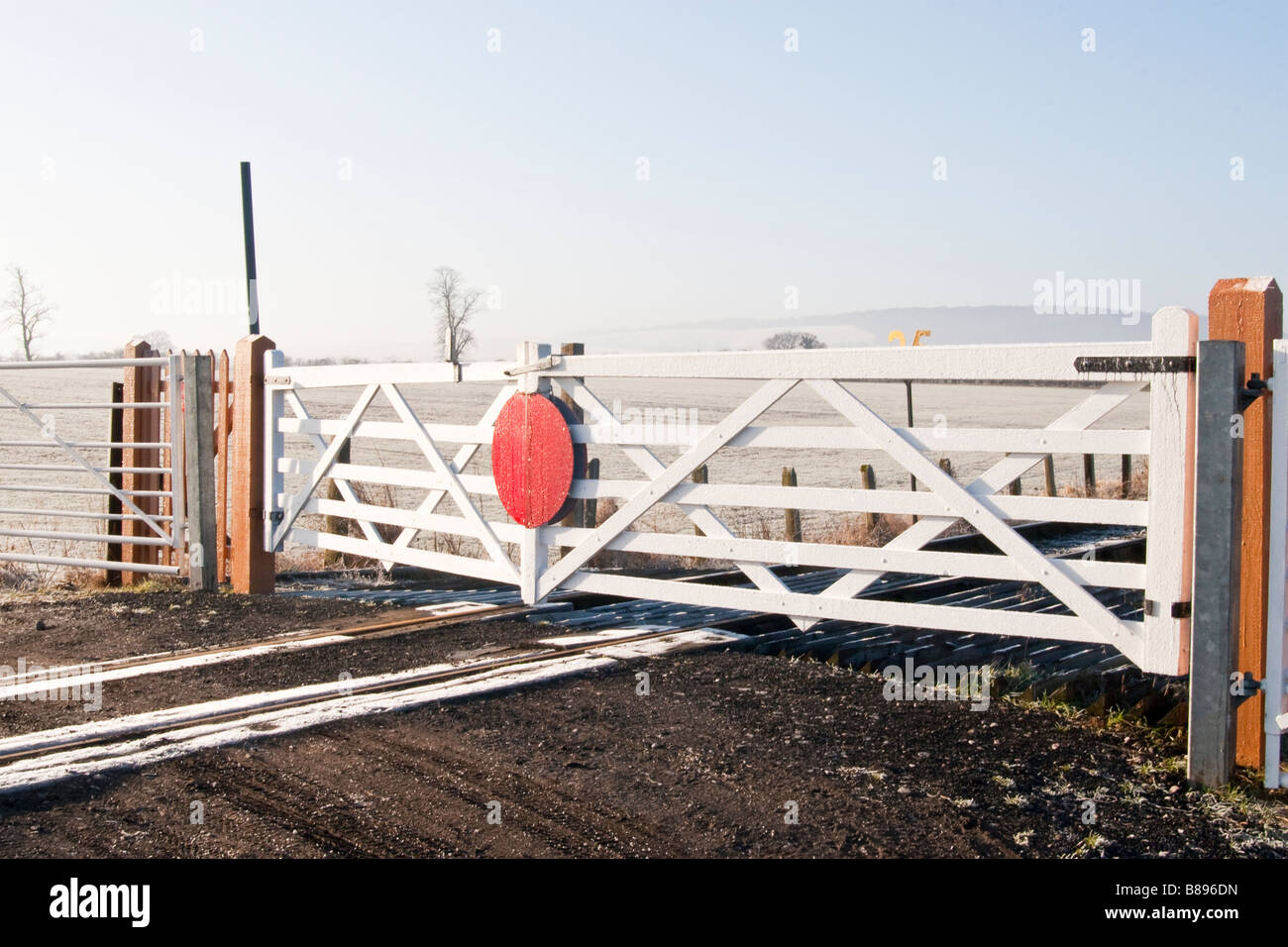 Azionato a mano passaggio a livello gate sulla ferrovia Foto Stock