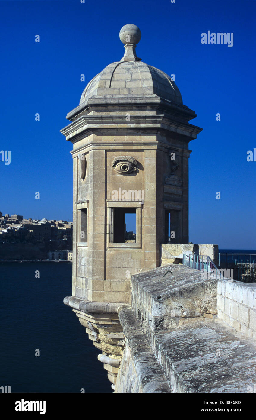 Lookout medievale o torre di guardia in un rifugio sicuro giardini, Senglea, Malta Foto Stock