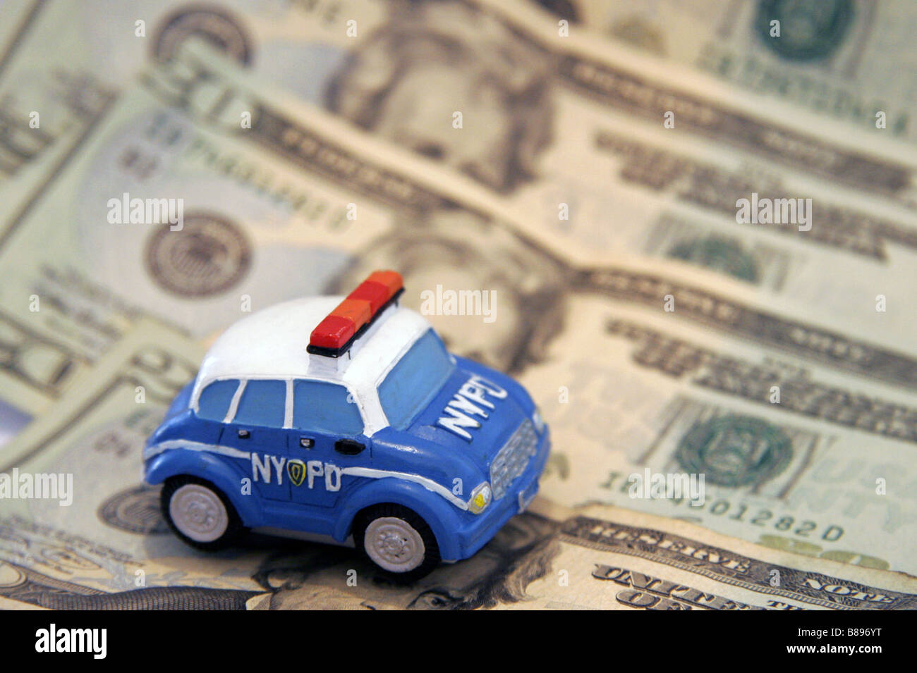 NYPD giocattolo auto della polizia e venti le fatture del dollaro Foto Stock