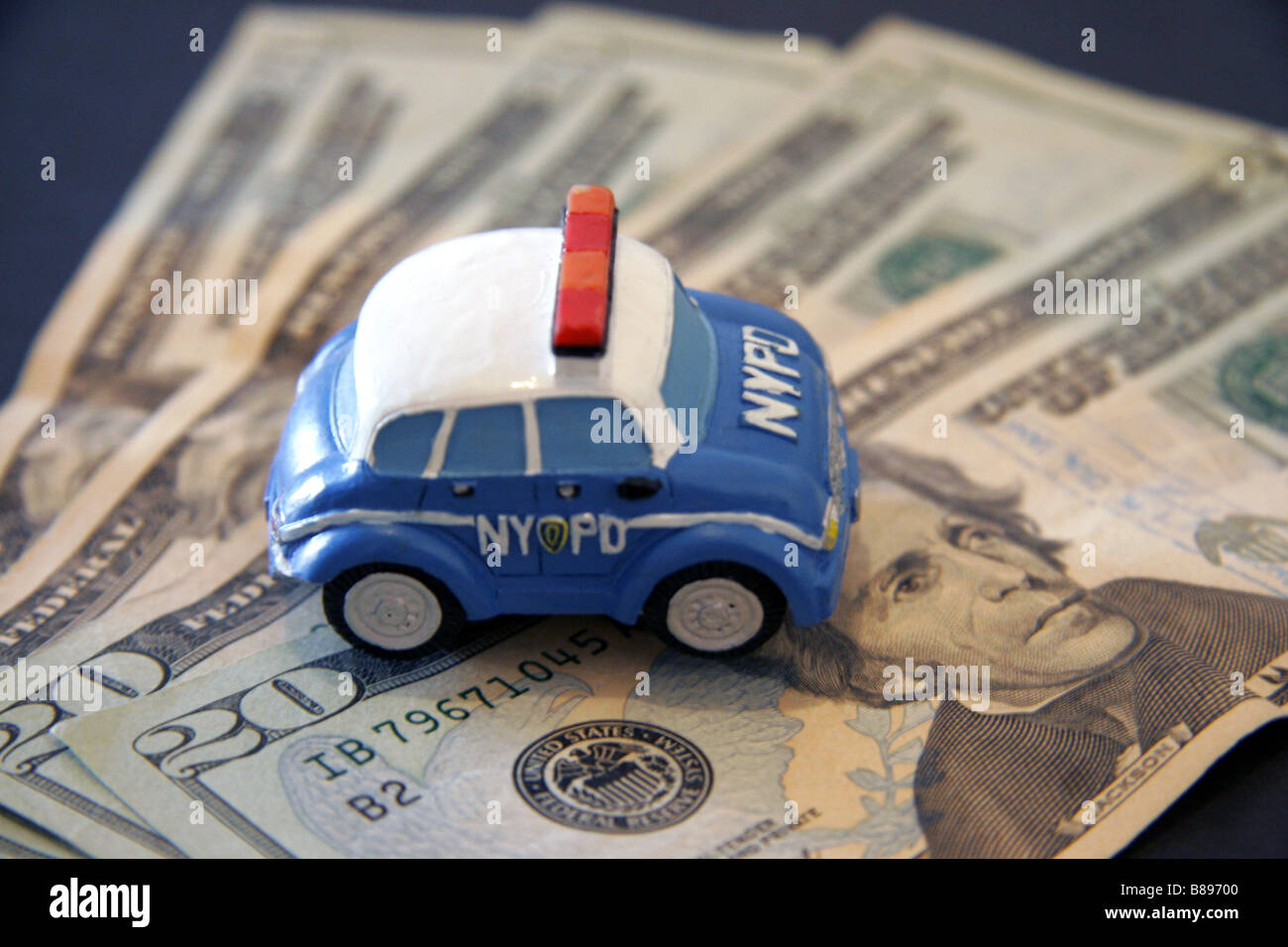 NYPD giocattolo auto della polizia e venti le fatture del dollaro Foto Stock