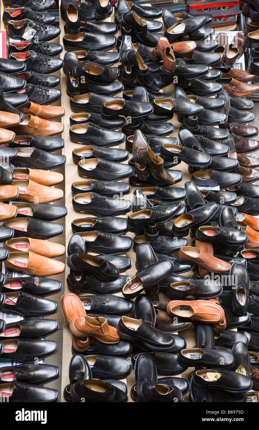 Scarpe in vendita nel mercato Istanbul Turchia Foto Stock