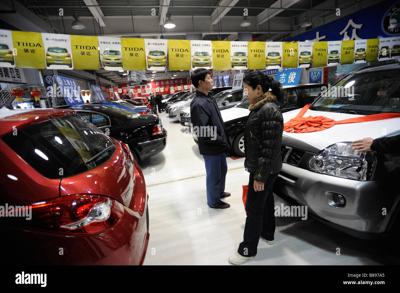 I clienti cinesi presso il Beijing Yayuncun Auto mercato. 14-Feb-2009 Foto Stock