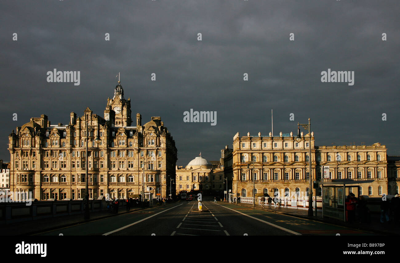 Balmoral Hotel (L) e General Register House (C) visto dal North Bridge di Edimburgo in Scozia Foto Stock