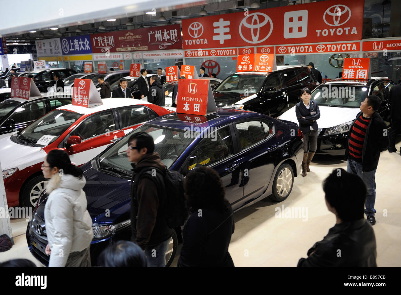 I clienti cinesi presso il Beijing Yayuncun Auto mercato.14-Feb-2009 Foto Stock
