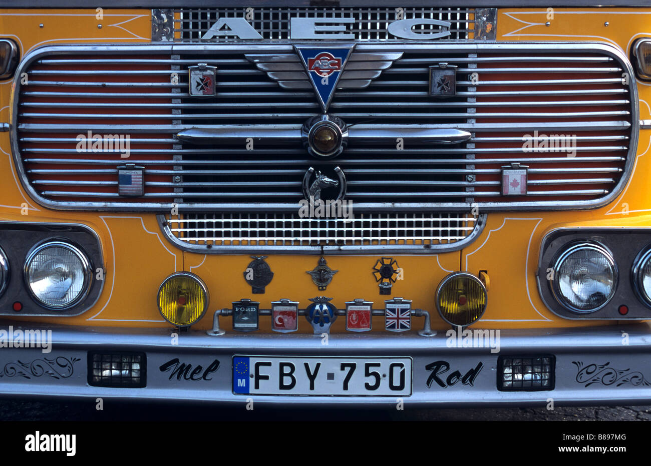 Chrome la griglia del radiatore degli anni sessanta AEC, Bus Bus Maltese, Valletta, Malta Foto Stock