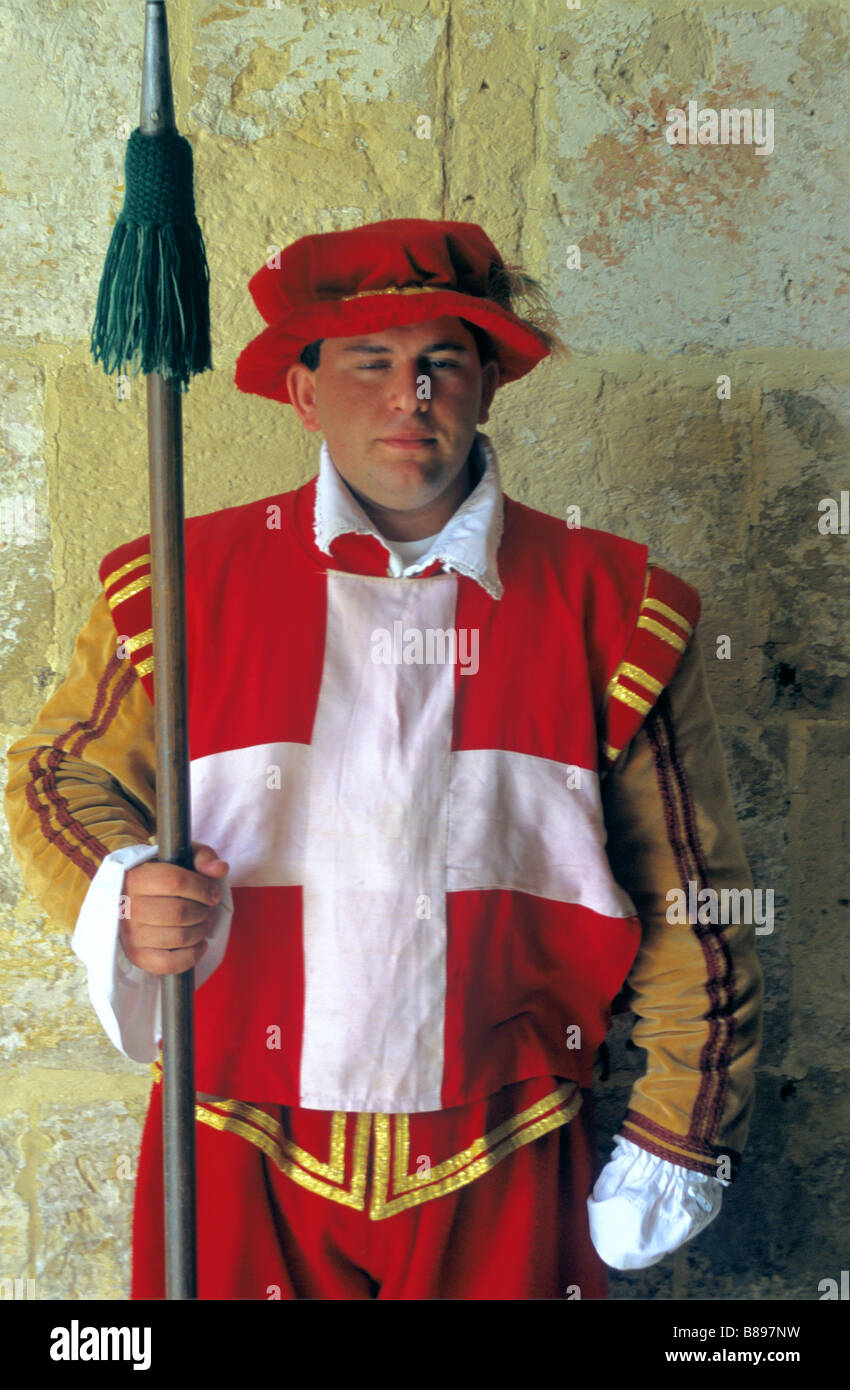 Il Cavaliere di malta o di guardia in Costume con croce di malta a St Elmo Fort, La Valletta, Malta Foto Stock