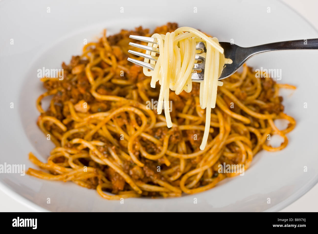 Forcella su una piastra con gli spaghetti bolognese Foto Stock