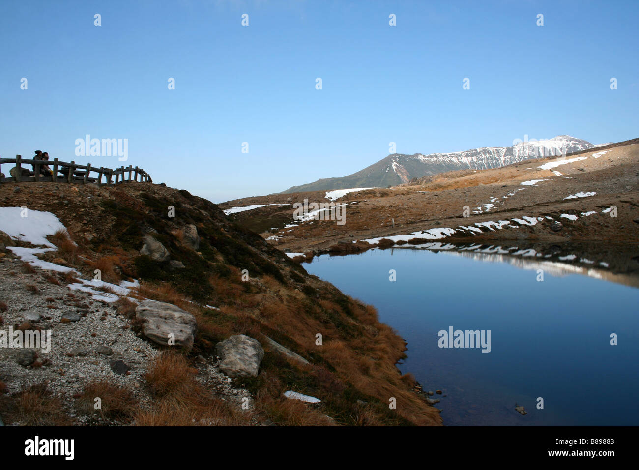 Vista dello stagno di Sugatami ad Asahidake / Monte Asahi, Parco Nazionale di Daisetsuzan, Hokkaido, Giappone, Autunno / Inverno Foto Stock