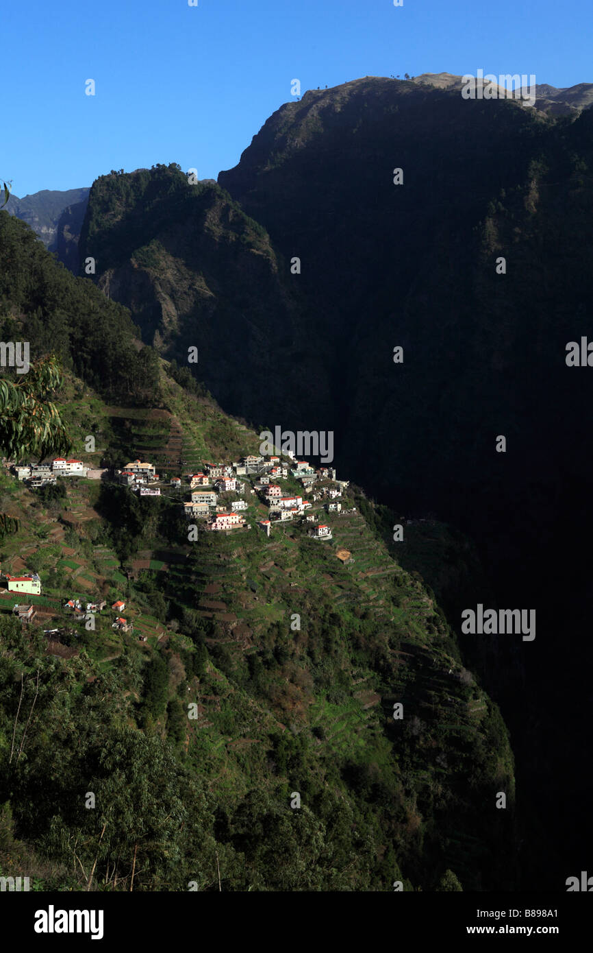 Vista vertiginosa di un remoto villaggio di Madeira Foto Stock