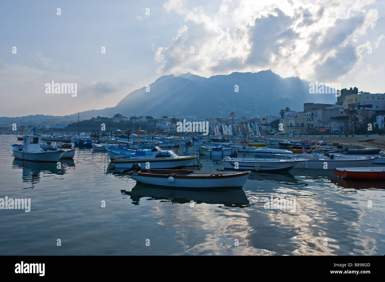 Italia Forio di Ischia porto Foto Stock