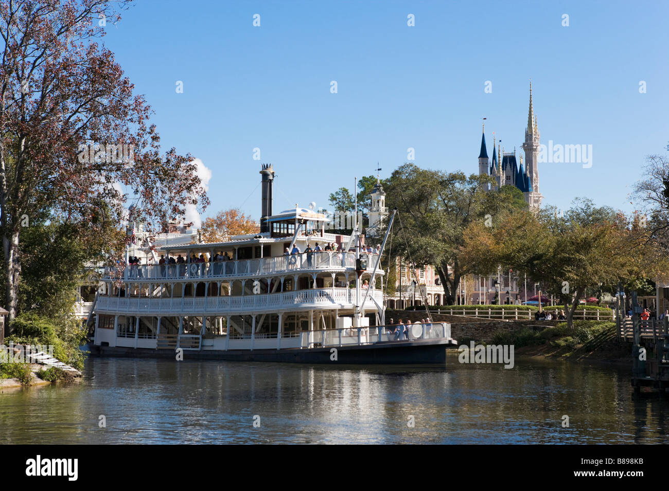 Liberty Square Riverboat nella parte anteriore del Castello di Cenerentola, Magic Kingdom, il Walt Disney World Resort di Orlando, Florida, Stati Uniti d'America Foto Stock