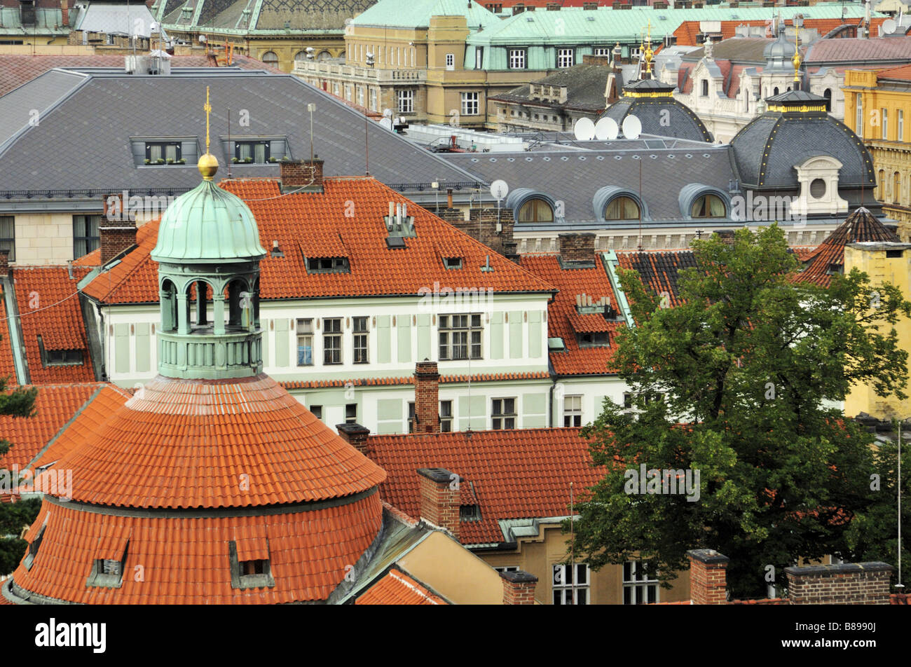 La torre della chiesa di San Francesco nella Città Vecchia di Praga Foto Stock