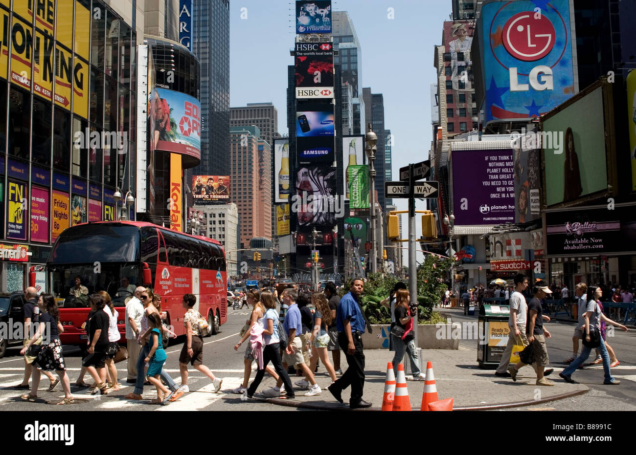 People crossing the street times square new york immagini e fotografie  stock ad alta risoluzione - Alamy