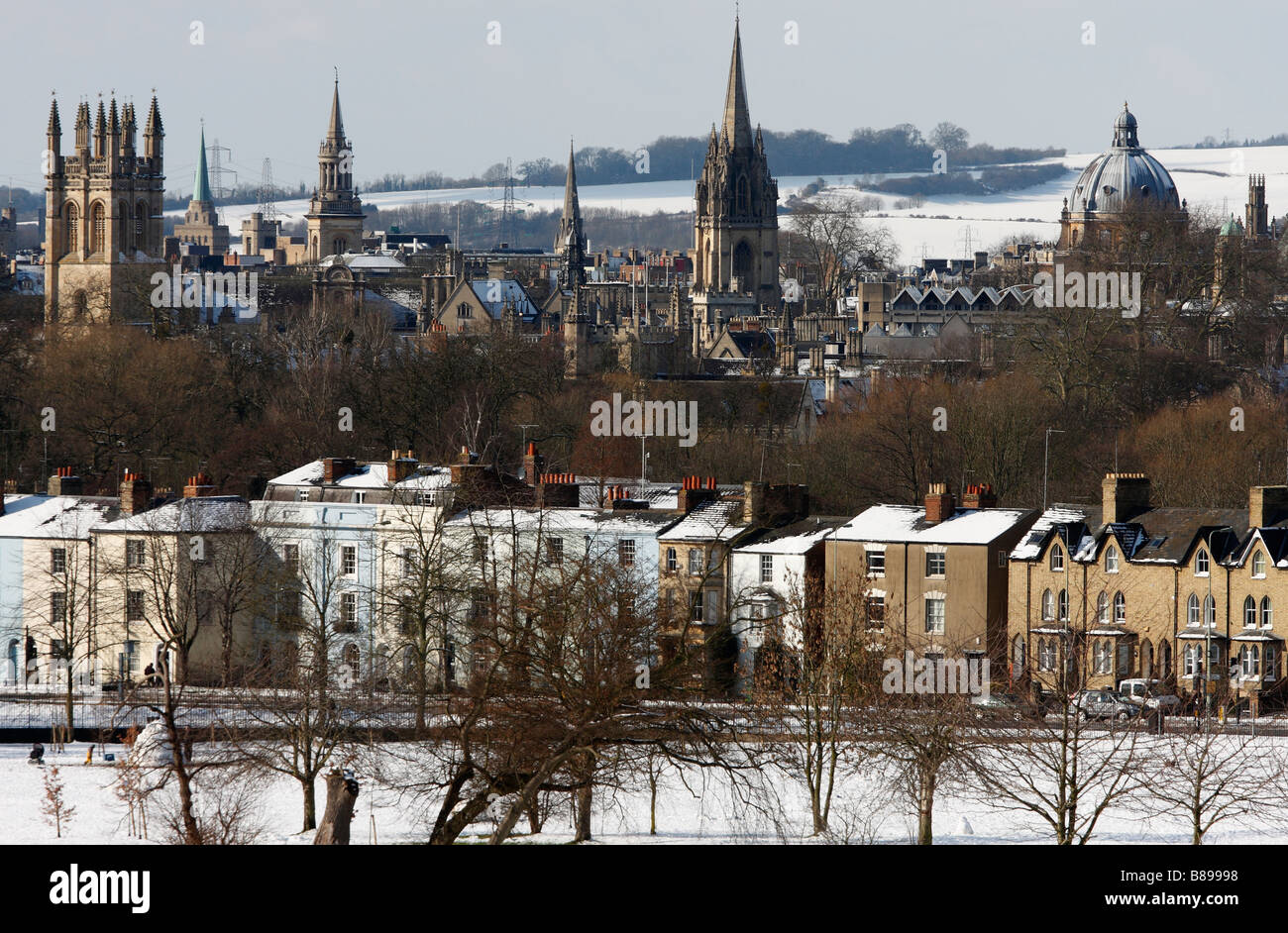 Oxford City di 'Dalesatura Guglie', vista da "South Park' contemplati nel bianco della neve, Oxfordshire, Inghilterra, Regno Unito, scena invernale Foto Stock