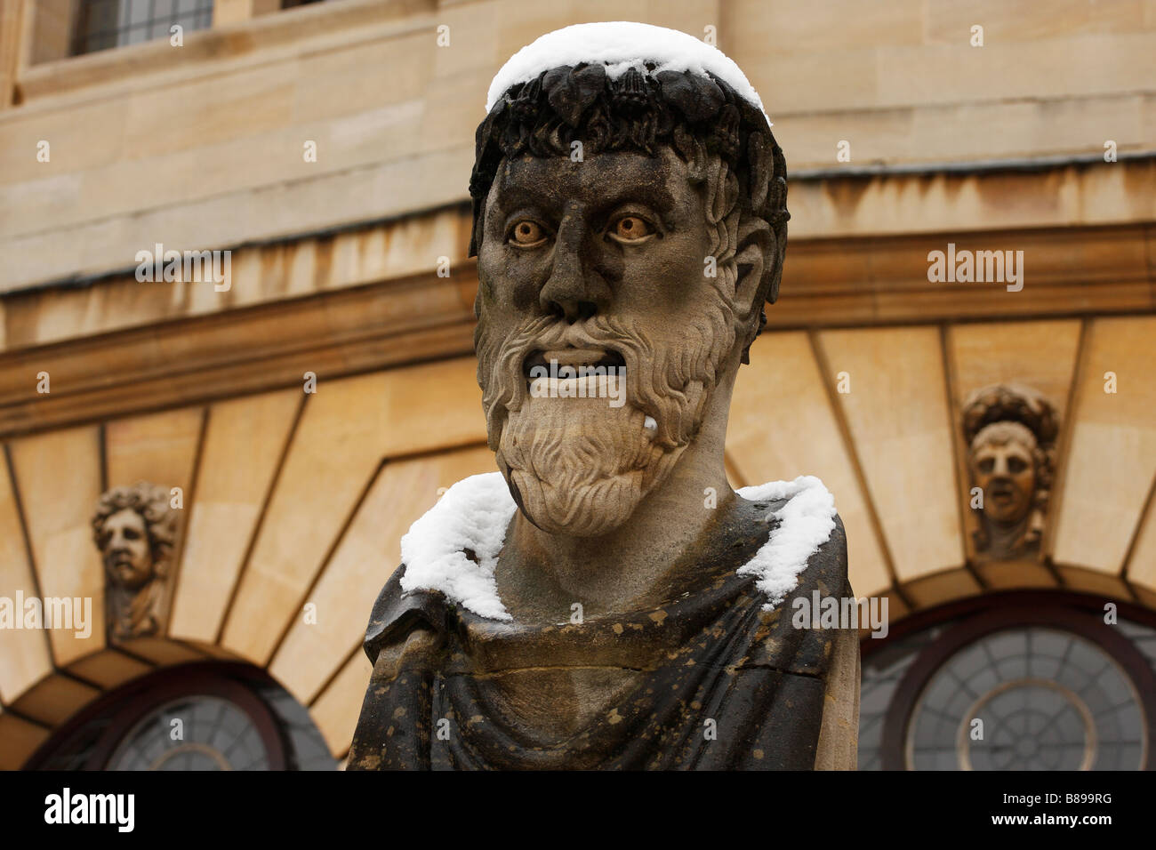 Neve su [Imperatore la testa] scultura al di fuori di 'Sheldonian teatro", Oxford, Inghilterra, Regno Unito, inverno Foto Stock