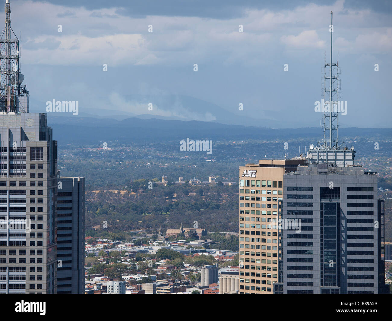 Il fumo proveniente da bushfires sulle colline intorno a Melbourne Victoria Australia Foto Stock