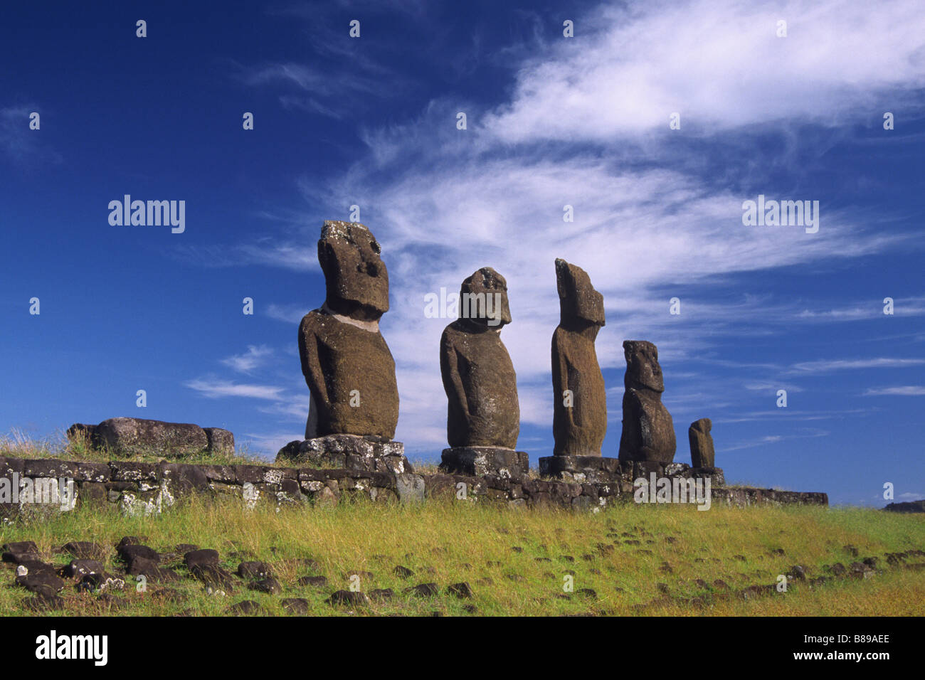 Moai a Ahu Vai Ura, Hanga Roa, Isola di Pasqua, Cile Foto Stock