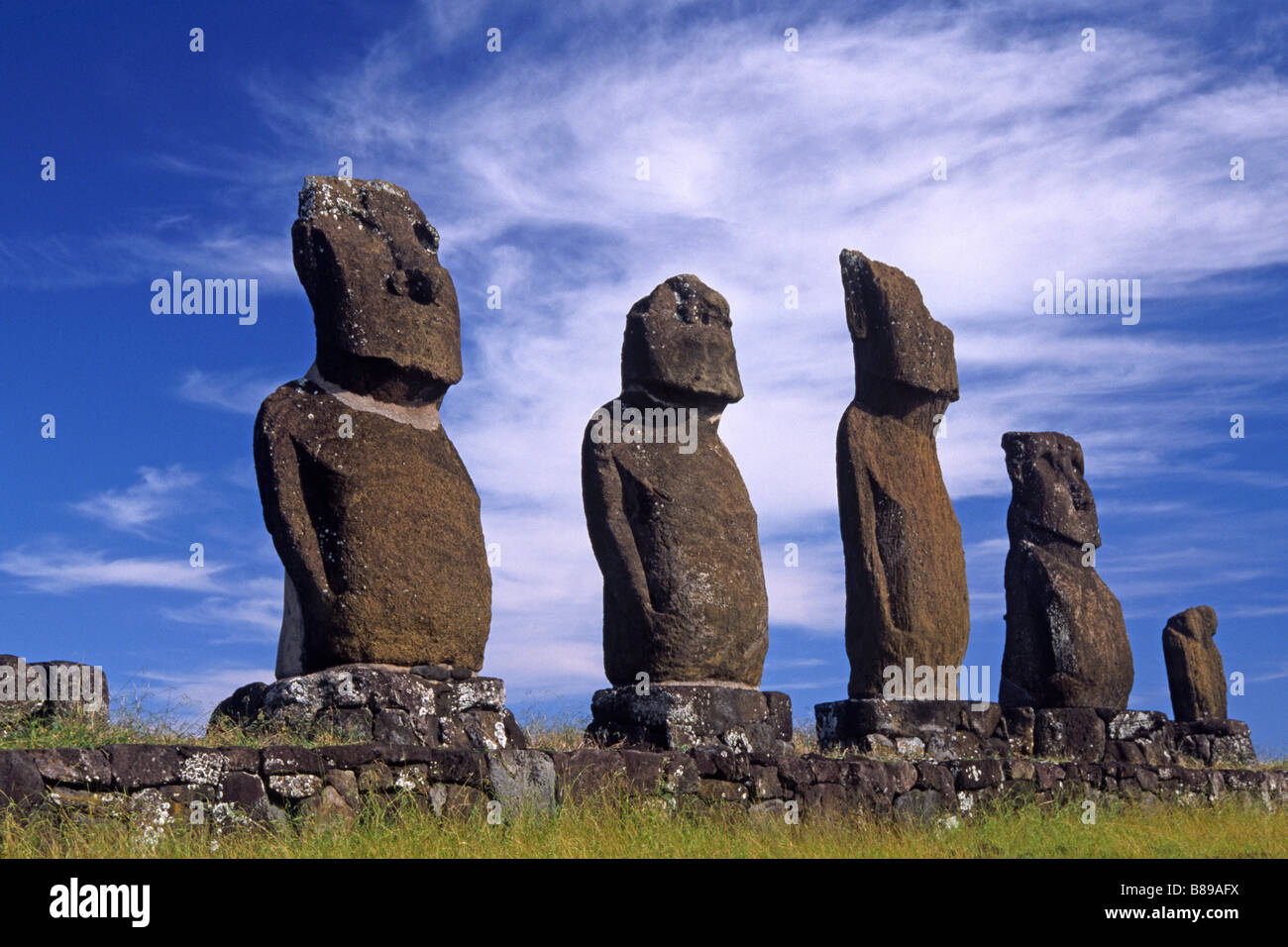 Moai a Ahu Vai Ura, Hanga Roa, Isola di Pasqua, Cile Foto Stock