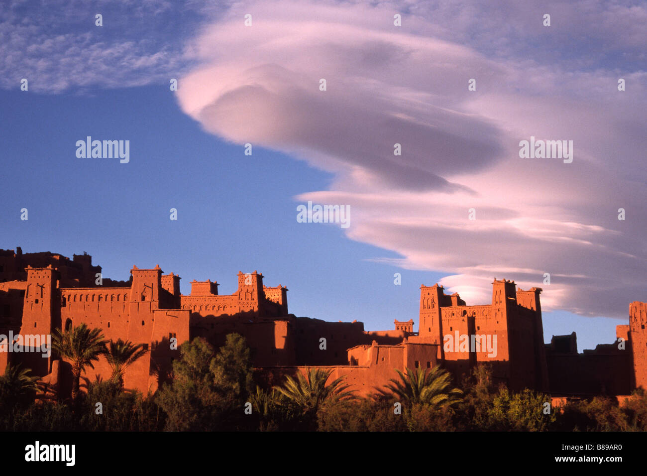 Nube lenticolare sopra il Ksar di Ait-Ben-Haddou, vicino a Ouarzazate, Marocco Foto Stock
