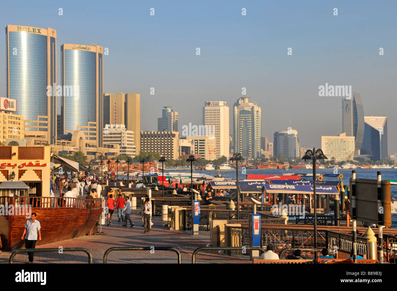 Dubai Deira lato del Creek a Deira Souk Vecchio stazione del vaporetto con Royex torri e dello skyline della città al di là Foto Stock