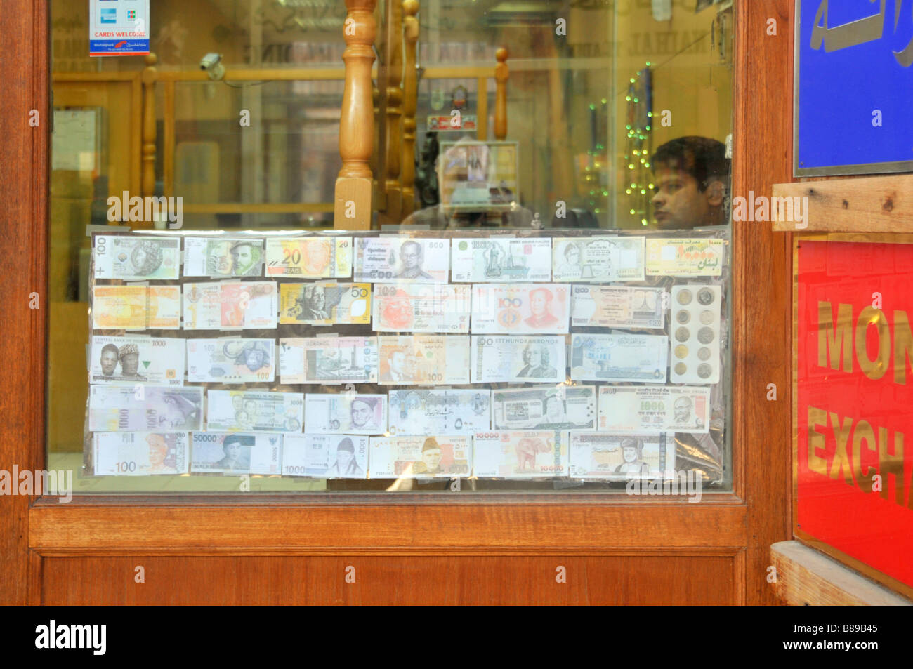 La vetrina del negozio di cambio valuta di Dubai che mostra banconote sbiadite si trova nel mercato all'aperto 'Dubai Old Souk' negli Emirati Arabi Uniti in Asia Foto Stock