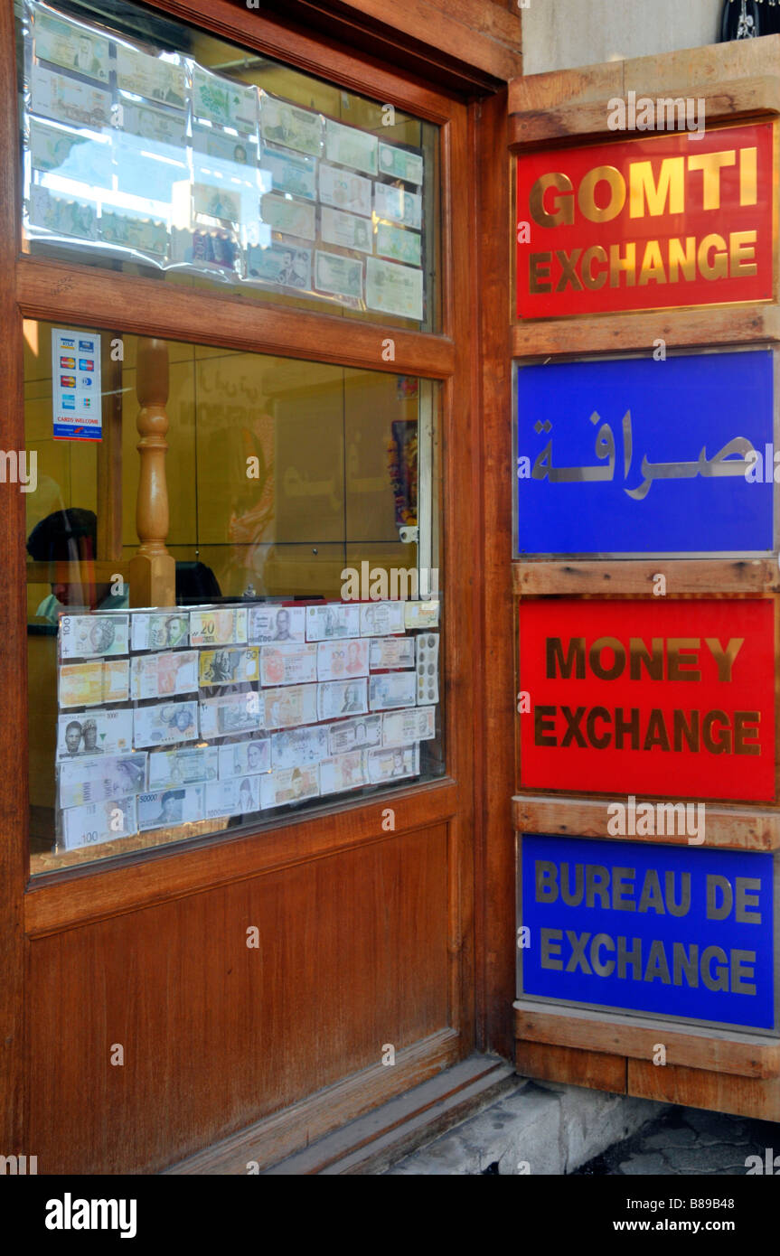 La vetrina del negozio di cambio valuta di Dubai mostra banconote sbiadite all'interno del mercato all'aperto 'Dubai Old Souk' negli Emirati Arabi Uniti in Asia Foto Stock