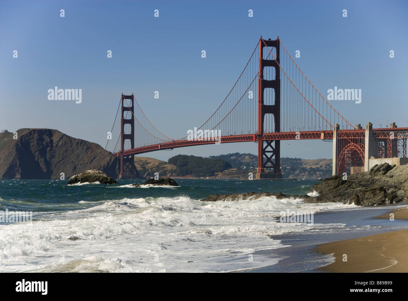 San Francisco Baker Beach con il Golden Gate Bridge in foto di sfondo 2 casanf83398 foto copyright Lee Foster Foto Stock