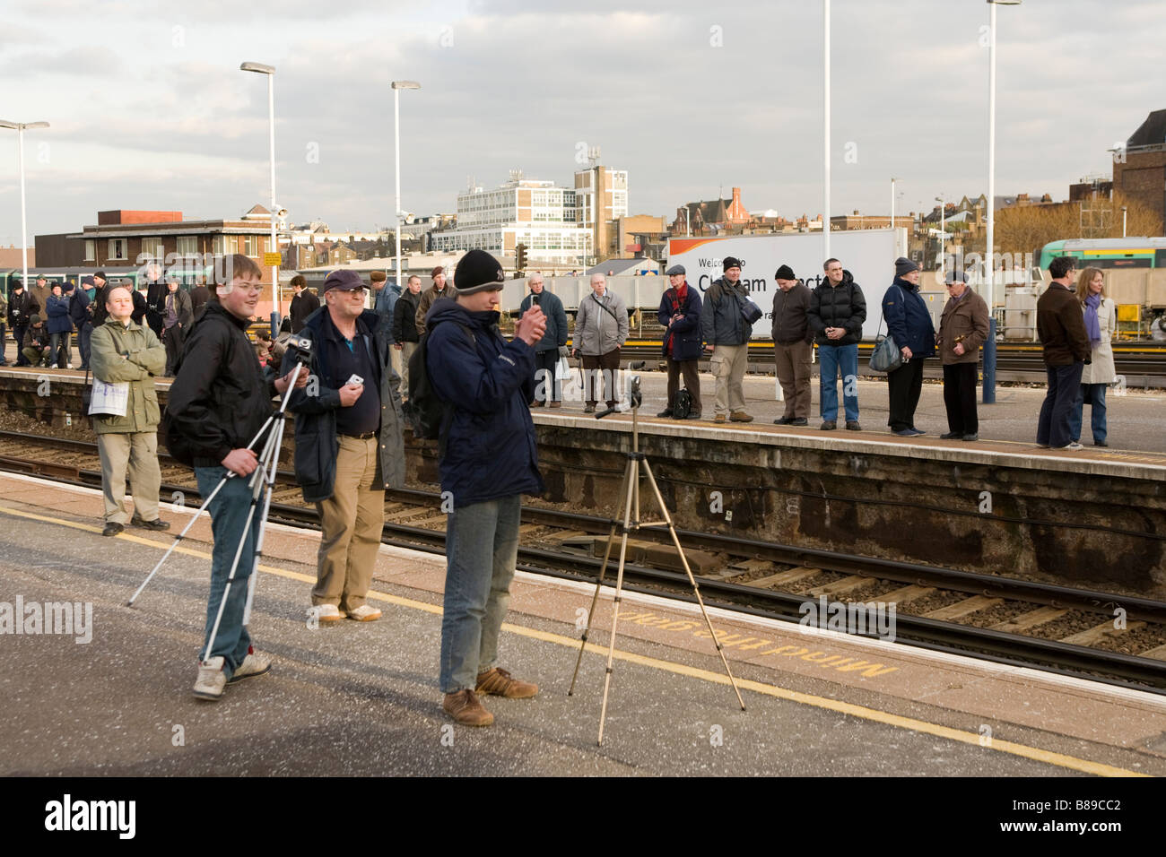 Treno spotter a Clapham Junction aspettando il 'Tornado motore a vapore' un Peppe A1 Pacific treno a vapore Foto Stock