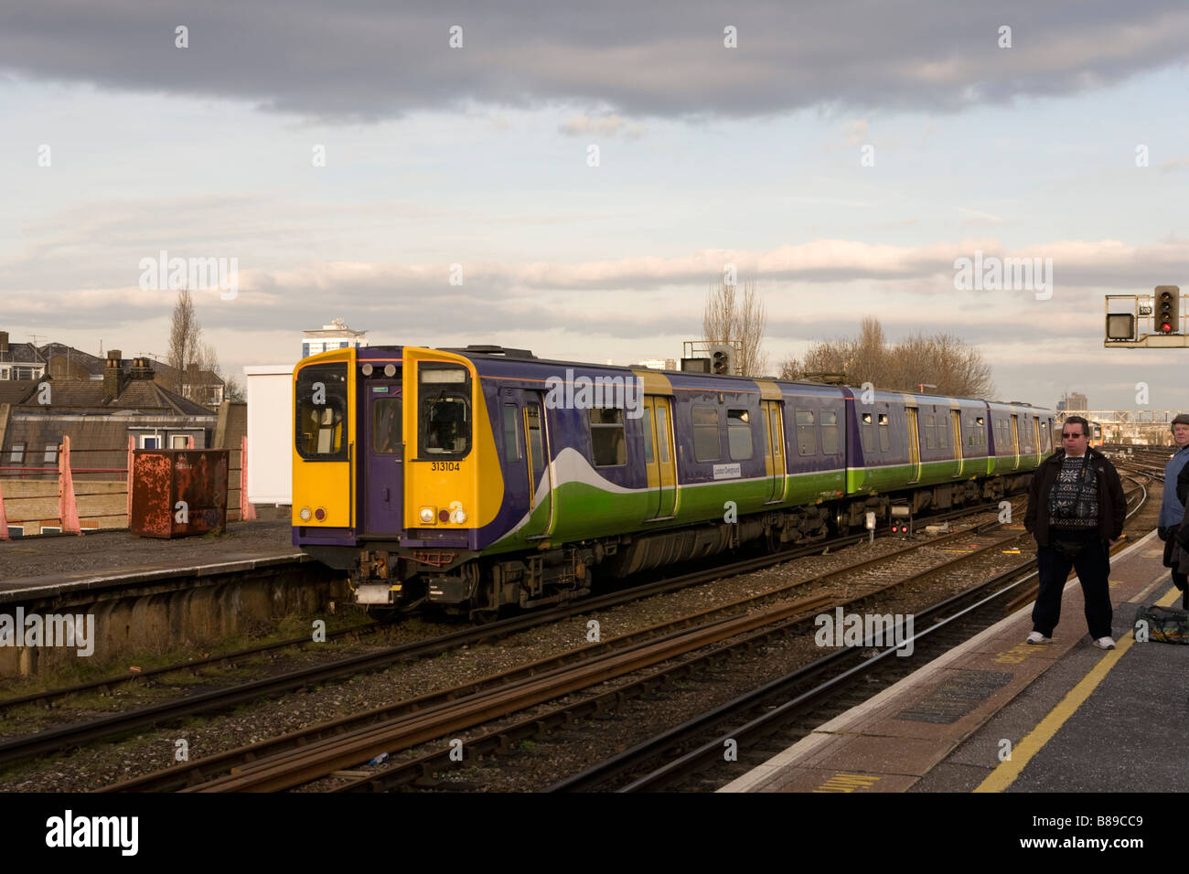 Uomo in attesa del treno a Clapham Junction Londra Foto Stock
