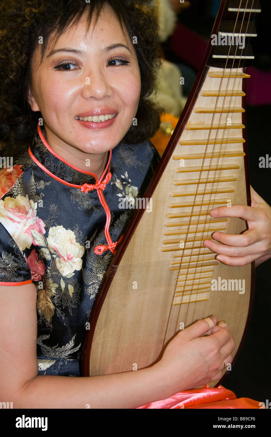 Musicista cinese in esecuzione al nuovo anno cinese mostra a Bangkok in Tailandia Foto Stock