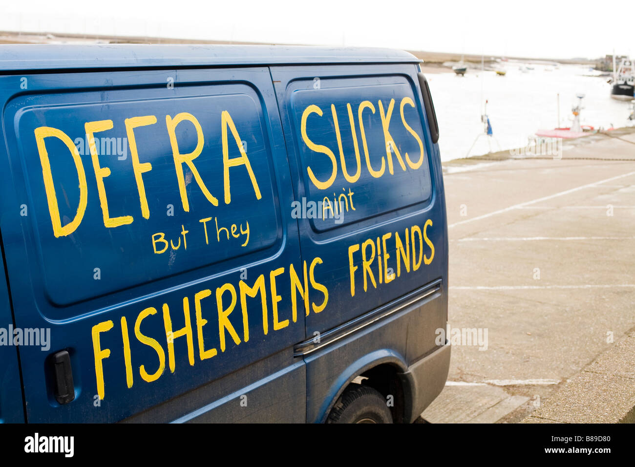 Segno sul lato del Fisherman's van opponendosi alla DEFRA regolamenti sui contingenti di pesca Foto Stock