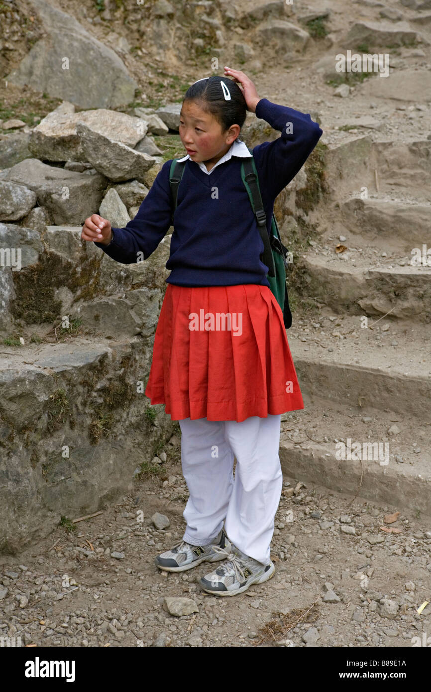 Il nepalese ragazza vestita in uniforme scolastica vicino a Lukla nella regione Solokhumbu Nepal Foto Stock