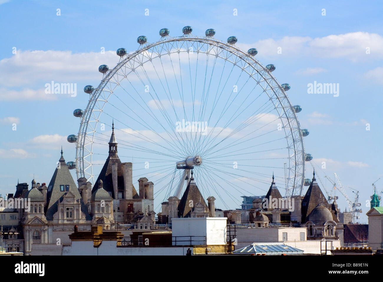 Il London eye viste sui tetti di Westminster Foto Stock