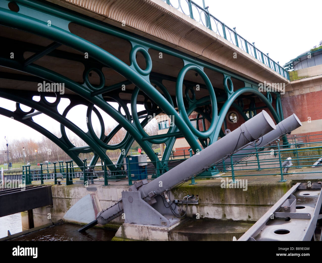 Tees Barrage angolo visuale di ram cilindri e la struttura a ponte Foto  stock - Alamy
