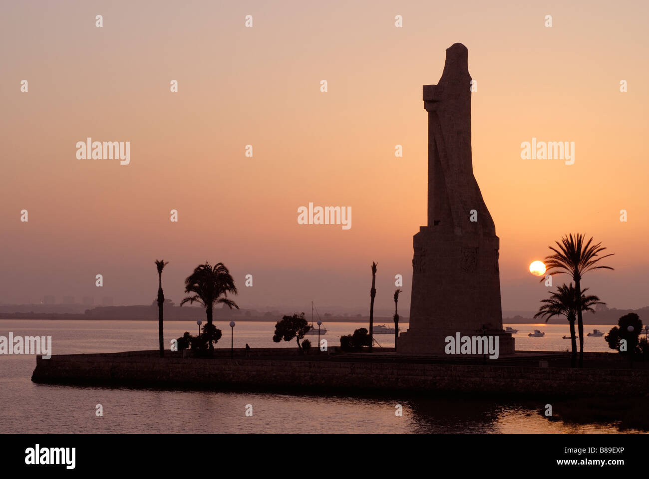 Un monumento di Cristoforo Colombo Huelva Spagna. Punta de sebo, che si affaccia sulla confluenza del Odiel e Tinto fiumi. Foto Stock