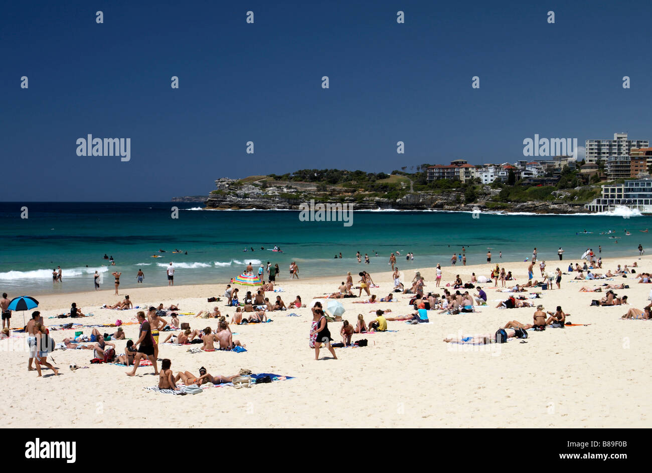 La spiaggia di Bondi in estate, Sydney Foto Stock