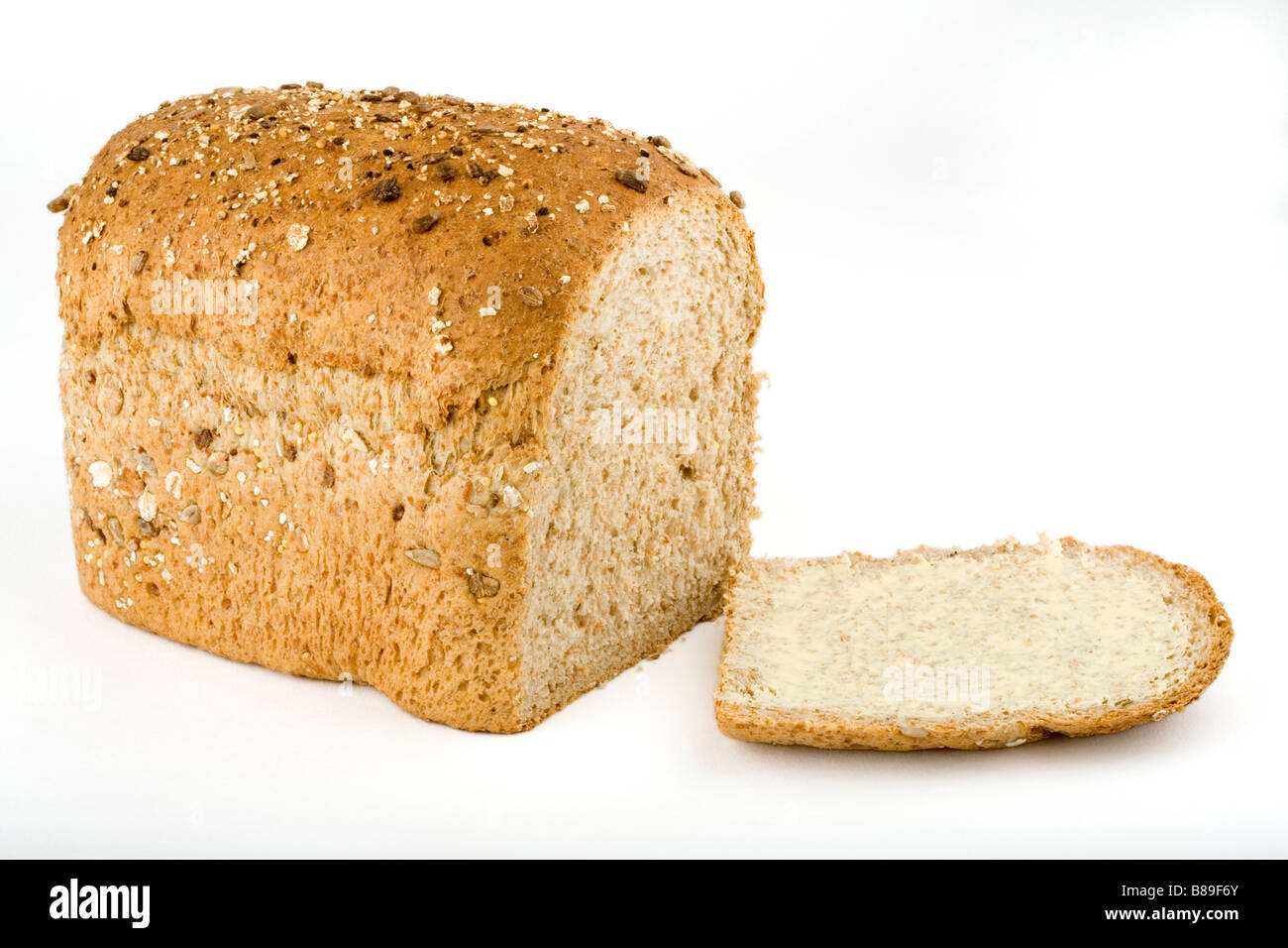 Un pane di segale multi-granella pane imburrato e slice Foto Stock