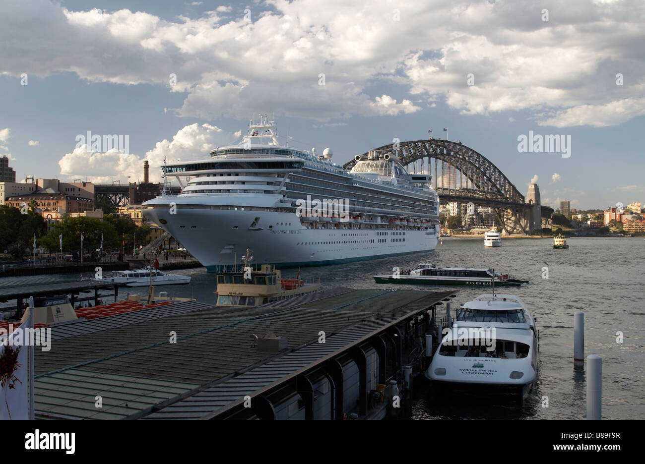 Un Ferry di Sydney e di una nave da crociera ancorata in Circular Quay di Sydney Foto Stock